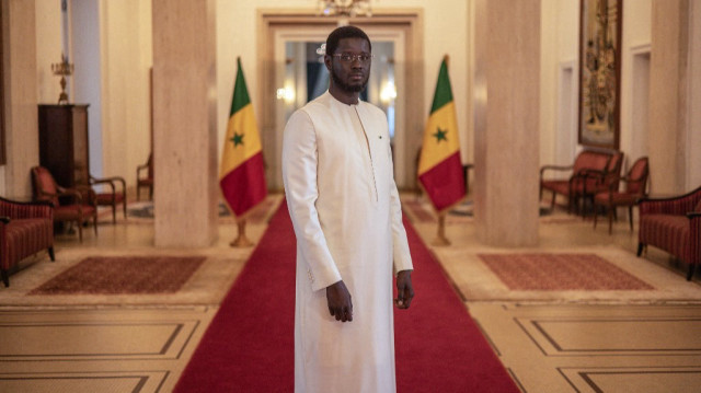 Le président sénégalais Bassirou Diomaye Faye pose pour un portrait à l'intérieur du palais présidentiel à Dakar, le 28 novembre 2024.