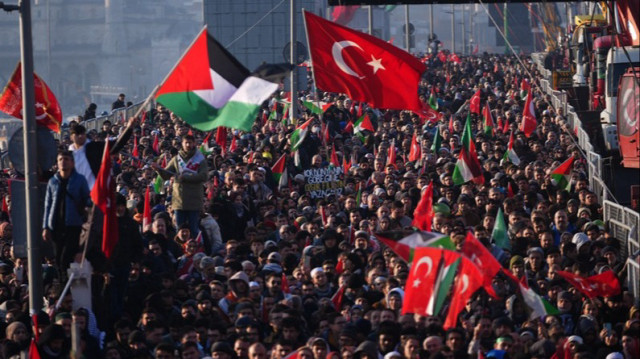 Le jour de l'An, plus de 450 000 personnes avaient manifesté leur solidarité envers la Palestine sur le pont de Galata à Istanbul en Turkiye, le 01 janvier 2025.
