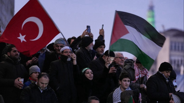 Des centaines de milliers de personnes se sont réunies sur le pont Galata pour soutenir la Palestine et demander la fin des massacres à Gaza à Istanbul en Turkiye , le 01 janvier 2025.