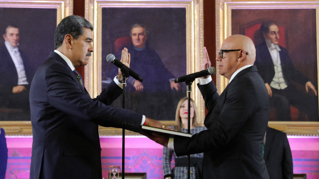 Cette photo diffusée par le service de presse de la présidence vénézuélienne montre le président vénézuélien Nicolas Maduro (à gauche) prêtant serment lors de l'investiture présidentielle au Capitolio à Caracas, le 10 janvier 2025.