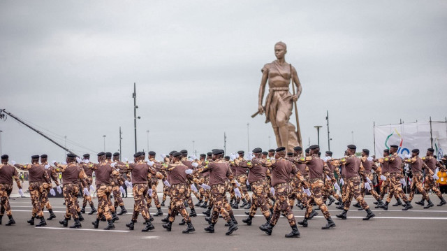 Des soldats défilent lors des célébrations marquant le 62e anniversaire de l'indépendance à Cotonou, le 1er août 2022.  