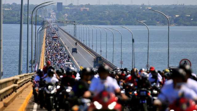 Des partisans de Nicolas Maduro se déplacent à moto lors d'un rassemblement à la veille de l'investiture présidentielle à Maracaibo, dans l'État de Zulia, au Venezuela, le 9 janvier 2025.
