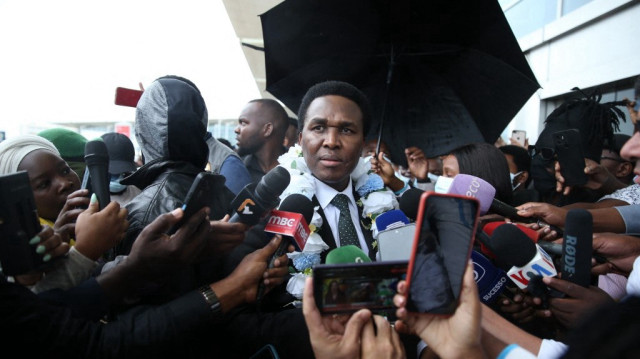 Le principal chef de l'opposition mozambicaine, Venancio Mondlane (C), s'adresse à la presse à son arrivée à l'aéroport international de Maputo, le 9 janvier 2025.