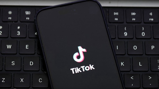 Malgré son immense popularité mondiale, TikTok fait face à des interdictions, des enquêtes et des critiques croissantes qui menacent son avenir dans plusieurs régions.