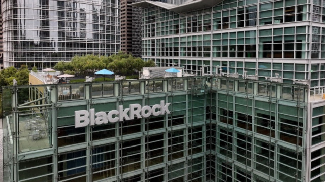 Le départ de BlackRock de la NZAM intervient après une démarche similaire de plusieurs grandes banques américaines qui ont quitté la Net-Zero Banking Alliance (NZBA), programme mondial lancé sous l'égide des Nations unies en 2021.
