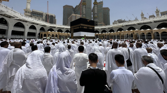 Des pèlerins prient à la Masjid al-Haram pendant leur pèlerinage du Hajj à La Mecque, Arabie Saoudite, le 16 juin 2023.