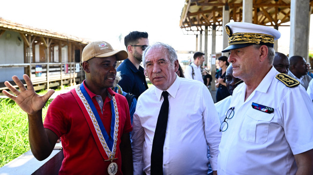 Le Premier ministre français François Bayrou (C) et le préfet de Mayotte, François-Xavier Bieuville (D) visitent une usine de dessalement d'eau à Petite-Terre Pamandzi sur le territoire français de Mayotte dans l'océan Indien, le 30 décembre 2024.