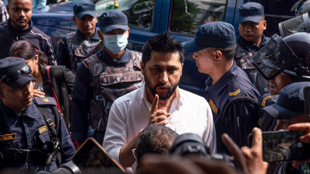 Rabi Lamichhane (C), ancien vice-premier ministre du Népal, s'adresse aux médias lors de sa comparution devant le tribunal du district de Kaski à la suite de son arrestation pour fraude et crime organisé, à Pokhara, le 20 octobre 2024.