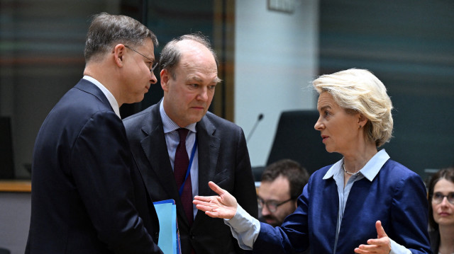 Valdis Dombrovskis, Willem van de Voorde et la présidente de la Commission européenne Ursula von der Leyen, avant le sommet social tripartite au siège de la Commission à Bruxelles, le 20 mars 2024.