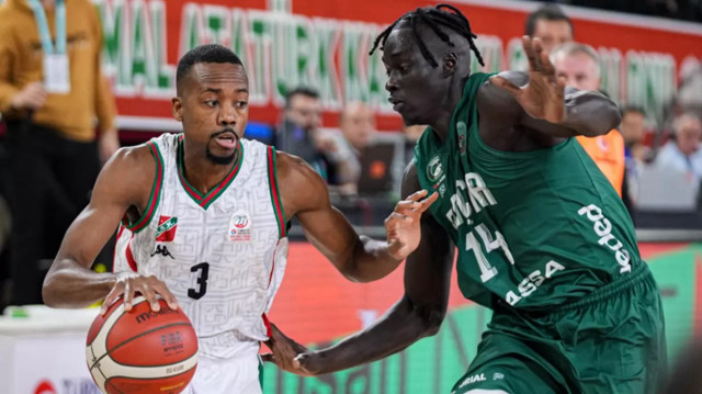 Errick McCollum Karşıyaka forması giyerken