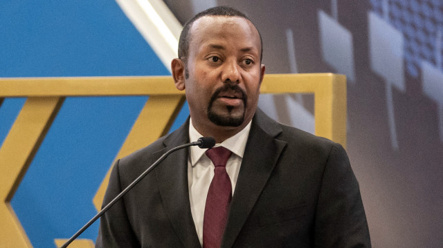 Le Premier ministre éthiopien Abiy Ahmed s'exprime lors du lancement de l'Ethiopian Securities Exchange à Addis-Abeba, Ethiopie, le 10 janvier 2025. Le Premier ministre éthiopien, Abiy Ahmed, a fait sonner une cloche digne de Wall Street pour lancer officiellement la première bourse du pays le 10 janvier 2025, dans le cadre des efforts de libéralisation de l'économie en difficulté.
La première entreprise à être cotée à la bourse a été l'entreprise publique Ethio Telecom, mais les responsables ont déclaré qu'ils visaient à inclure à terme 90 entreprises et quatre millions d'investisseurs, sans fixer de calendrier.