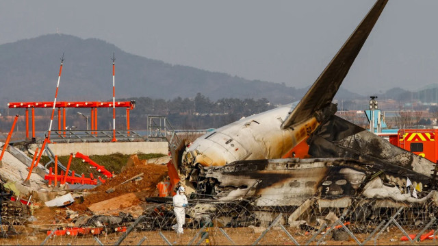 Обломки самолета Boeing 737-800 авиакомпании Jeju Air после того, как самолет загорелся в международном аэропорту Муан.