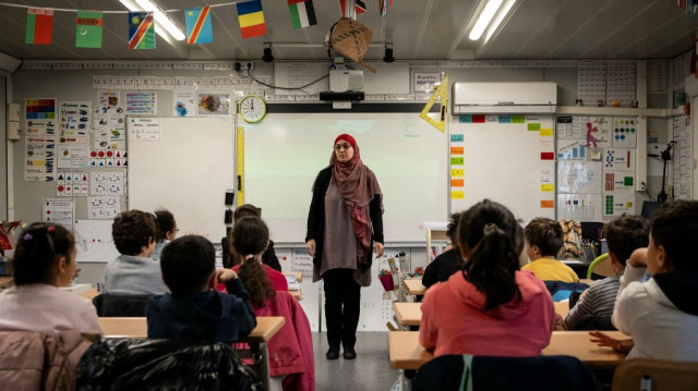 L'enseignante Mme Raoudi s'adresse à de jeunes élèves dans une classe du groupe scolaire musulman Al Kindi à Décines-Charpieu, près de Lyon, dans le centre-est de la France, le 6 décembre 2024.