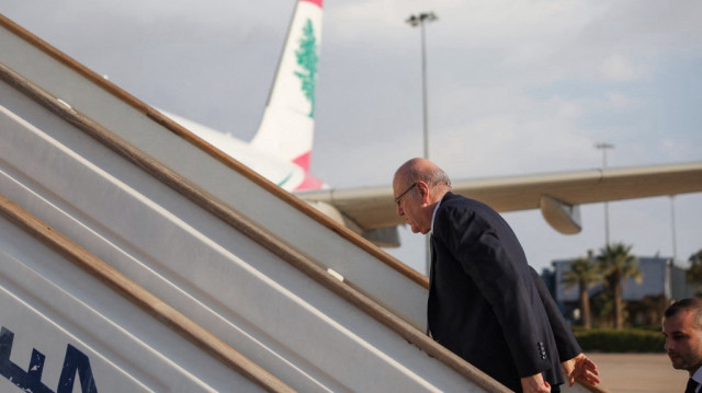 Le Premier ministre intérimaire libanais Najib Mikati embarque sur un vol de la MEA à l'aéroport international de Damas alors qu'il quitte la capitale syrienne après avoir rencontré le nouveau dirigeant de la Syrie, le 11 janvier 2025. 