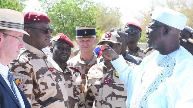 La France rétrocède au Tchad une deuxième base militaire au cours d'une cérémonie à Abéché, dans l'est du pays, dans le cadre de la rupture des accords militaires avec la France fin novembre.