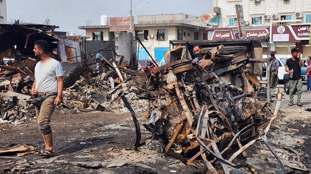 Des personnes évaluent les dégâts causés par une explosion de gaz dans la ville de Mansoura, près d'Aden, le 31 août 2024.