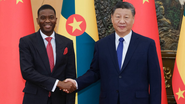 Le président Xi Jinping et le premier ministre de la Grenade, Dickon Mitchell.