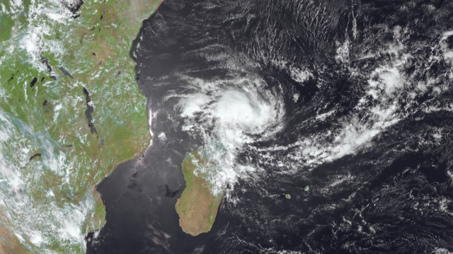 Cette image satellite de l'Agence spatiale européenne (ESA) et de la Colorado State University-CIRA (CSU/CIRA) prise et diffusée le 11 janvier 2025 montre le cyclone Dikeledi s'approchant de Mayotte (C-L), à l'ouest de Madagascar et à l'est du Mozambique.