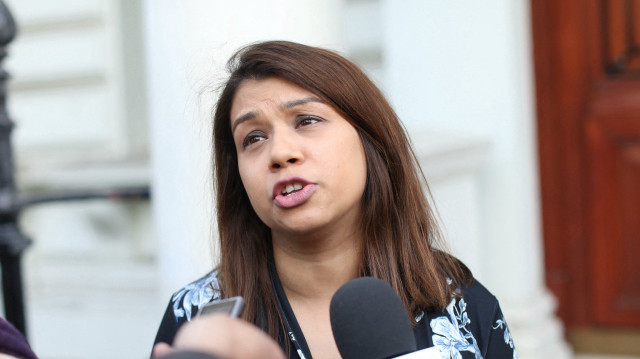 La députée du Parti travailliste Tulip Siddiq lors d'une visite à Richard Ratcliffe (G), mari de la Britannico-Iranienne Nazanin Zaghari-Ratcliffe emprisonnée en Iran, appelant à sa libération à Londres, le 17 juin 2019.