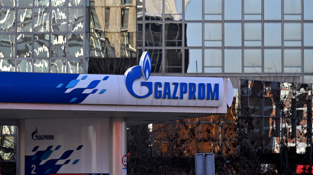 Cette photographie montre un panneau de Gazprom PJSC dans une station-service exploitée par Naftna Industrija Srbije AD (NIS), à Belgrade, le 8 janvier 2025.