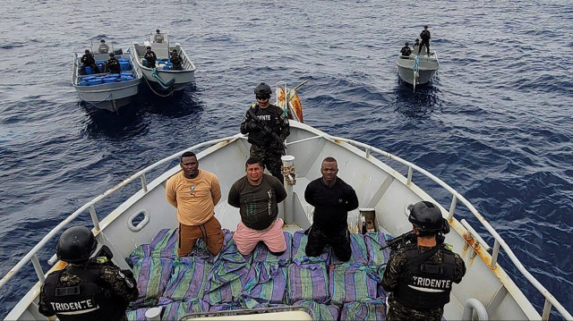 Trois trafiquants de drogue présumés à côté de paquets de cocaïne, détenus par des soldats de la marine salvadorienne, à 770 milles nautiques au sud-ouest de La Bocana El cordoncillo, San Luis la Herradura, El Salvador, le 24 novembre 2024.