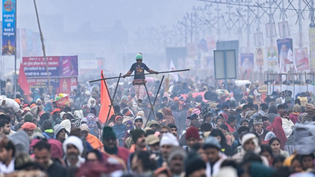 Des fidèles hindous se rassemblent sur les rives de Sangam, le confluent du Gange, de la Yamuna et de la mythique rivière Saraswati, lors du festival Maha Kumbh Mela à Prayagraj, le 13 janvier 2025. 