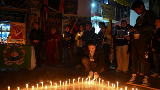 Des Tibétains vivant en exil en Inde participent à une veillée aux chandelles pour exprimer leur solidarité avec les victimes et les survivants du tremblement de terre de magnitude 7,1 survenu dans la région du Tibet, dans le sud-ouest de la Chine, à Majnu ka Tila, à New Delhi, le 8 janvier 2025. 