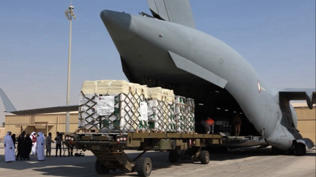 Un avion d'aide humanitaire du Qatar a atterri à Damas, transportant 36 tonnes de vivres dans le cadre d'un pont aérien d'urgence, le 13 janvier 2025.