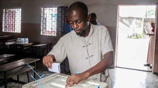 Un électeur vote dans un bureau de vote à Mitsoudje le 12 janvier 2025, lors des élections parlementaires comoriennes. 