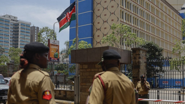 La police administrative du Kenya (AP) se tient à côté d'un drapeau en berne à Nairobi le 9 septembre 2024.