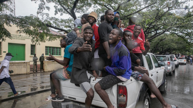 Les partisans du principal leader de l'opposition mozambicaine, Venancio Mondlane, célèbrent à Maputo le 9 janvier 2025, après le retour de Mandlane au Mozambique.