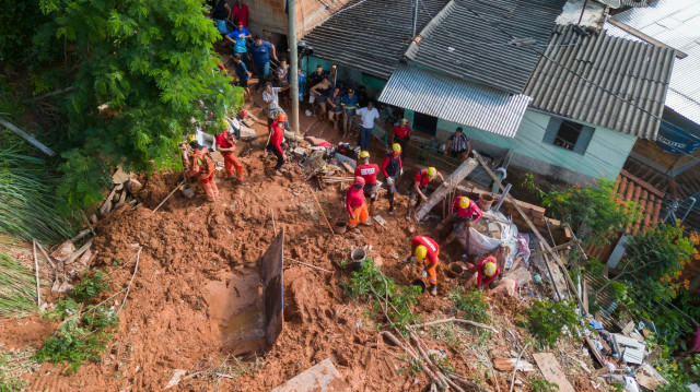 Vue aérienne des équipes de secours travaillant sur le site du glissement de terrain dans le quartier de Bethania, à Ipatinga, dans l'État de Minas Gerais, au Brésil, le 12 janvier 2025.