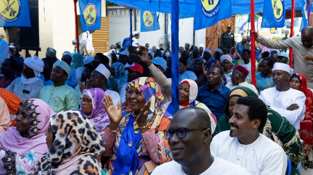 Des partisans du président de transition du Tchad, Mahamat Idriss Déby Itno, écoutent l'annonce des résultats définitifs des élections présidentielles au siège du Mouvement patriotique du salut, à N'Djamena, le 16 mai 2024. 