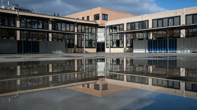 Cette photo montre la cour du groupe scolaire musulman Al Kindi à Décines-Charpieu, près de Lyon, dans le centre-est de la France, le 6 décembre 2024.