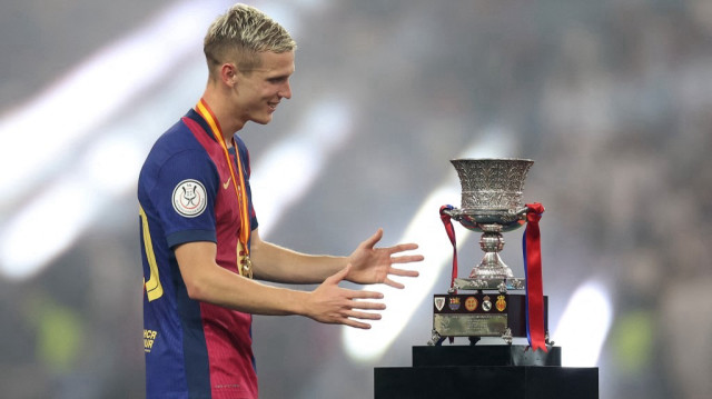 L'attaquant espagnol de Barcelone, Daniel Olmo avec le trophée après la victoire en finale de la Supercoupe d'Espagne face au Real Madrid à la King Abdullah Sport City de Jeddah, le 12 janvier 2025.