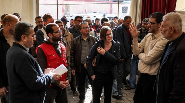 Mirjana Spoljaric (C), présidente du Comité international de la Croix-Rouge (CICR), et une délégation qui l'accompagne visitent le complexe médical Nasser à Khan Younès, dans le sud de la Bande de Gaza, le 14 janvier 2025.