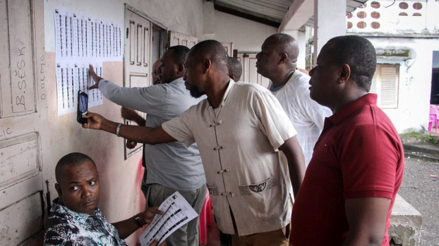 Des électeurs vérifient la liste électorale dans un bureau de vote à Mitsoudje, le 12 janvier 2025, lors des élections parlementaires comoriennes.