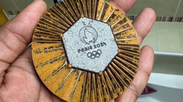 Etat de délabrement d'une médaille de bronze obtenue aux Jeux olympiques de Paris 2024.