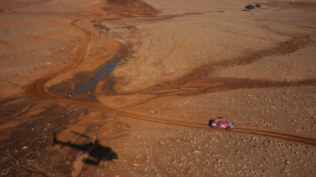 La pilote tchèque Barbora Holicka et sa copilote Lucie Engova, de l'équipe Duckar, participent à la 8ᵉ étape du Rallye Dakar 2025, entre Al Duwadimi et Riyad, en Arabie saoudite, le 13 janvier 2025.