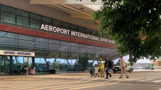 Des passagers arrivent à l'aéroport international Diori Hamani de Niamey le 22 septembre 2023.