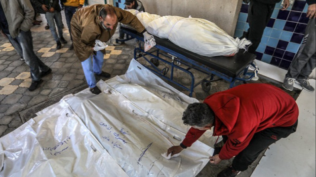 Les corps des Palestiniens tués lors de l'attaque israélienne sont amenés à l'hôpital des Martyrs d'Al-Aqsa dans la ville de Deir Al Balah, au centre de la Bande de Gaza, le 14 janvier 2025. 