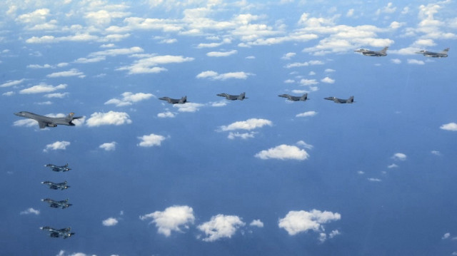 Le bombardier B-1B de l'US Air Force (G), des chasseurs F-15K de l'armée de l'air sud-coréenne (C), des chasseurs F-2 de l'armée d'autodéfense japonaise (G) et des chasseurs F-16 de l'US Air Force (D) volant en formation lors d'un exercice aérien conjoint dans l'espace aérien oriental de l'île méridionale sud-coréenne de Jeju.