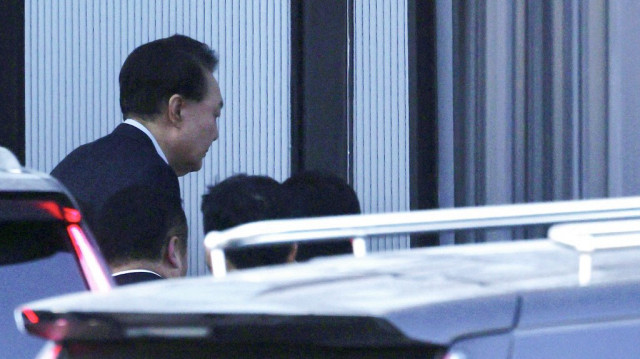 Le président sud-coréen destitué Yoon Suk Yeol arrive au complexe abritant le bureau d'enquête sur la corruption pour les hauts fonctionnaires (CIO) à Gwacheon, le 15 janvier 2025.