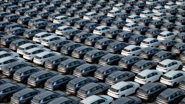 Des voitures électriques BYD destinées à l'exportation attendant d'être chargées sur un navire dans un port de Yantai, dans la province de Shandong, dans l'est de la Chine.