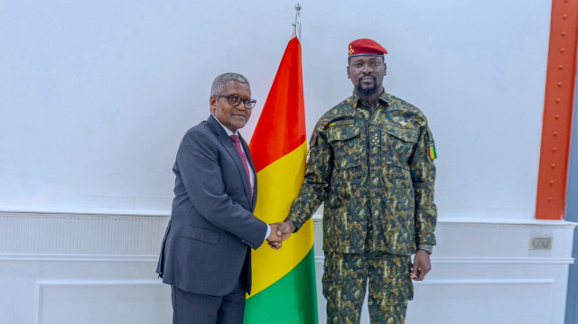 Le Président de la République de Guinée, le Général Mamadi Doumbouya et le milliardaire nigérian Aliko Dangote.