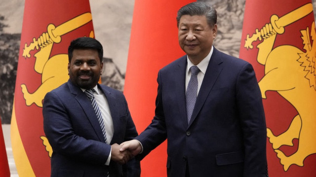 Le président chinois Xi Jinping (R) serre la main du président sri-lankais Anura Kumara Dissanayake lors d'une cérémonie de signature au Grand Hall du Peuple à Pékin le 15 janvier 2025.