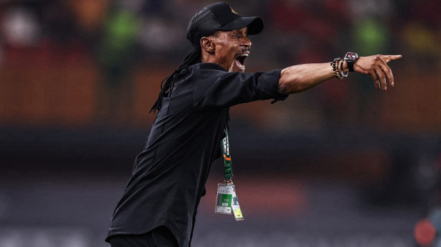 L'entraîneur principal du Cameroun, Rigobert Song, fait un geste lors du match de football des huitièmes de finale de la Coupe d'Afrique des Nations (CAN) 2024 entre le Nigeria et le Cameroun au stade Félix Houphouët-Boigny à Abidjan, le 27 janvier 2024.