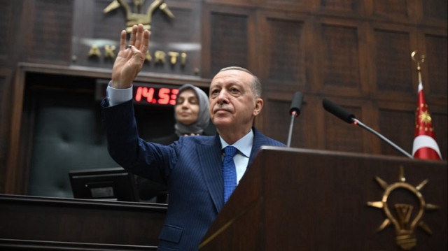 Le Président turc et chef du Parti de la justice et du développement (AK), Recep Tayyip Erdogan, assiste à la réunion du groupe de son parti à la Grande Assemblée nationale turque à Ankara, en Türkiye, le 15 janvier 2025.