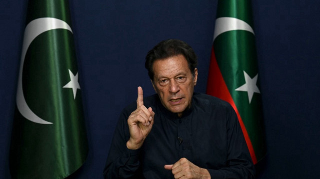 L'ancien premier ministre pakistanais Imran Khan fait un geste lors d'une interview dans sa résidence de Lahore, le 18 mai 2023.