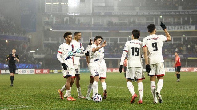 L'attaquant portugais du Paris Saint-Germain, Gonçalo Ramos, est félicité par ses coéquipiers après avoir marqué un but lors du match des 32es de finale de la Coupe de France entre le FC Espaly et le Paris Saint-Germain (PSG) au stade Marcel-Michelin à Clermont-Ferrand, dans le centre de la France, le 15 janvier 2025.